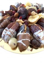 Dattel Pralinen mit Walnusskerne umhüllt mit zarter Schokolade
