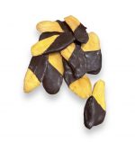 Getrocknete Mango streifen getaucht in Zartbitterschokolade ideal für Sportler als Energieschub.