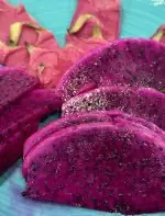 Die Pitahaya auch unter den Namen Drachenfrucht bekannt, ist eine exotische Frucht. Sie bietet neben dem Geschmack auch gesundheitliche Vorteile.
